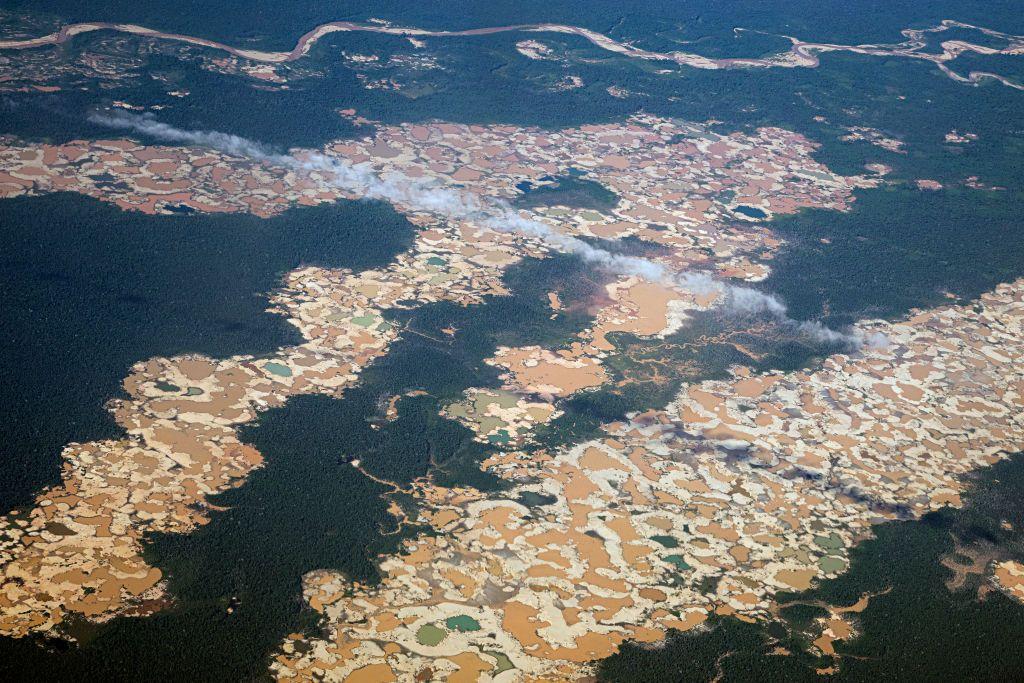 Vista aérea de la Amazonía peruana llena de minas ilegales. 