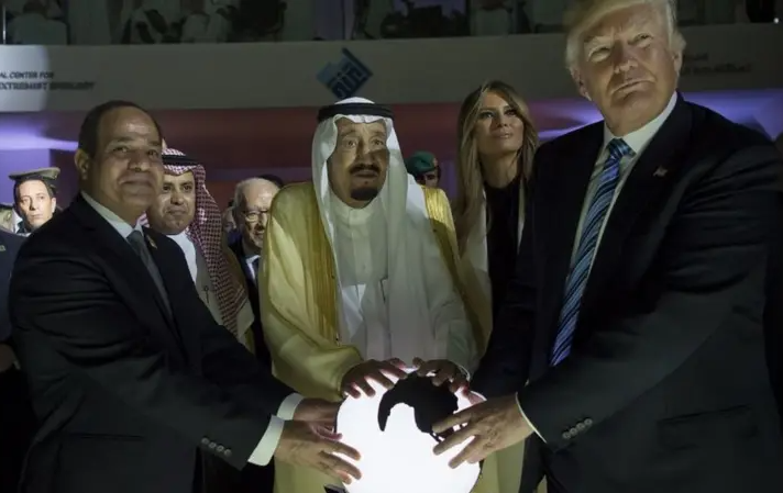 ترامب وزوجته ميلانيا والعاهل السعودي سلمان بن عبد العزيز والرئيس المصري عبد الفتاح السيسي وآخرون