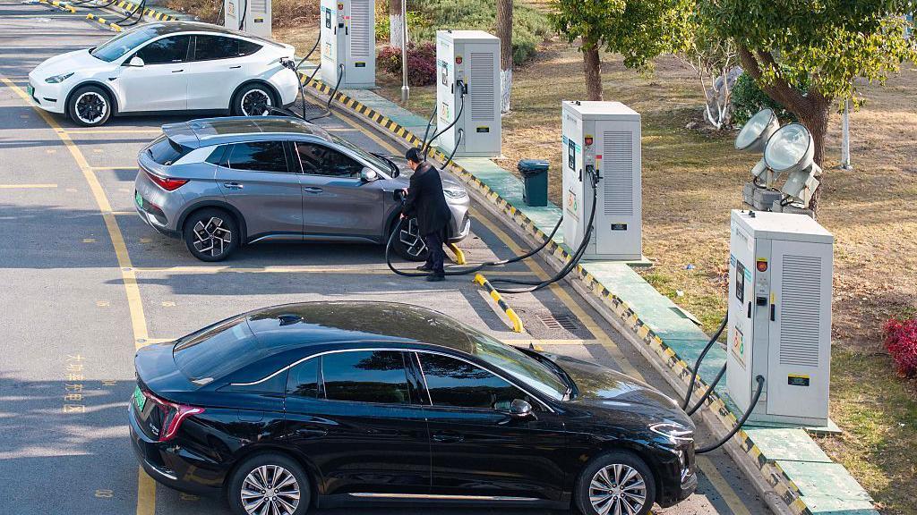 2026年1月22日，在中國江蘇省台州市，電動車正在快速充電站充電。 