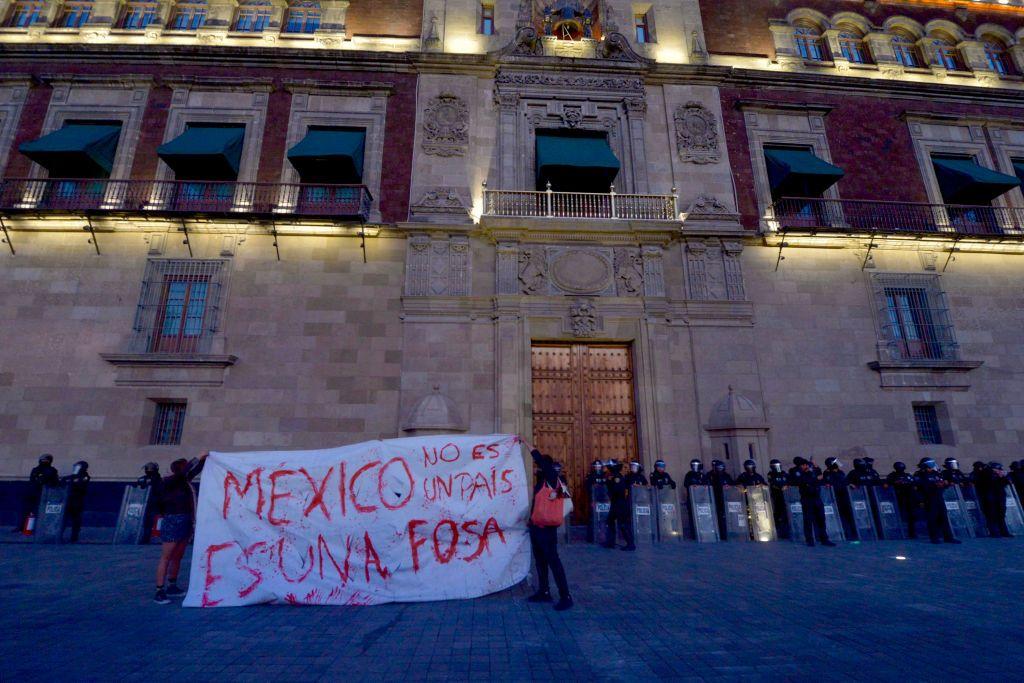 Una protesta ante el Palacio Nacional de México