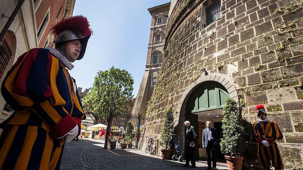 Sede del IOR con la guardia suiza custodiando la puerta.
