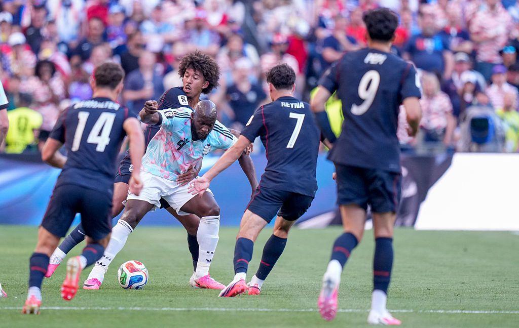 El jugador belga Romelu Lukaku entre varios jugadores de Estados Unidos. 