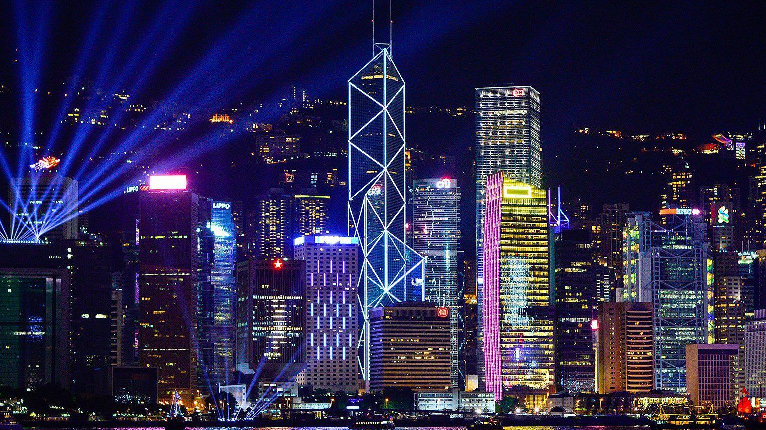 Hong Kong durante la Sinfonía de Luces nocturna, que transforma el puerto Victoria en un espectáculo de tecnología y arte.