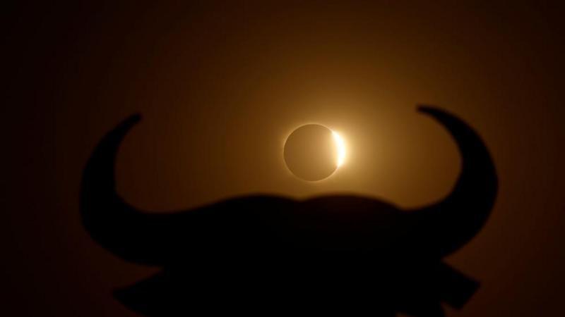 El efecto "anillo de diamantes" aparece a medida que la Luna se desplaza frente al Sol durante el eclipse solar total, tal como se observa desde Navarrete, en el norte de España.