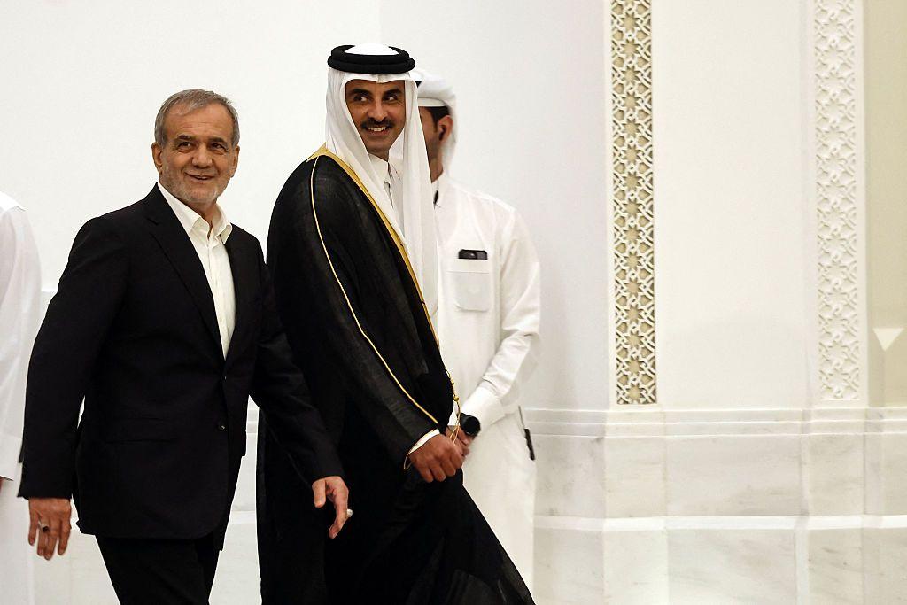 لماذا اختارت إيران القاعدة الأمريكية في قطر لتوجيه رسالتها لواشنطن؟ 3 الرئيس الإيراني مسعود بزشكيان (يسار) وأمير قطر الشيخ تميم بن حمد آل ثاني يصلان لعقد مؤتمر صحفي مشترك في الدوحة في 2 أكتوبر 2024.