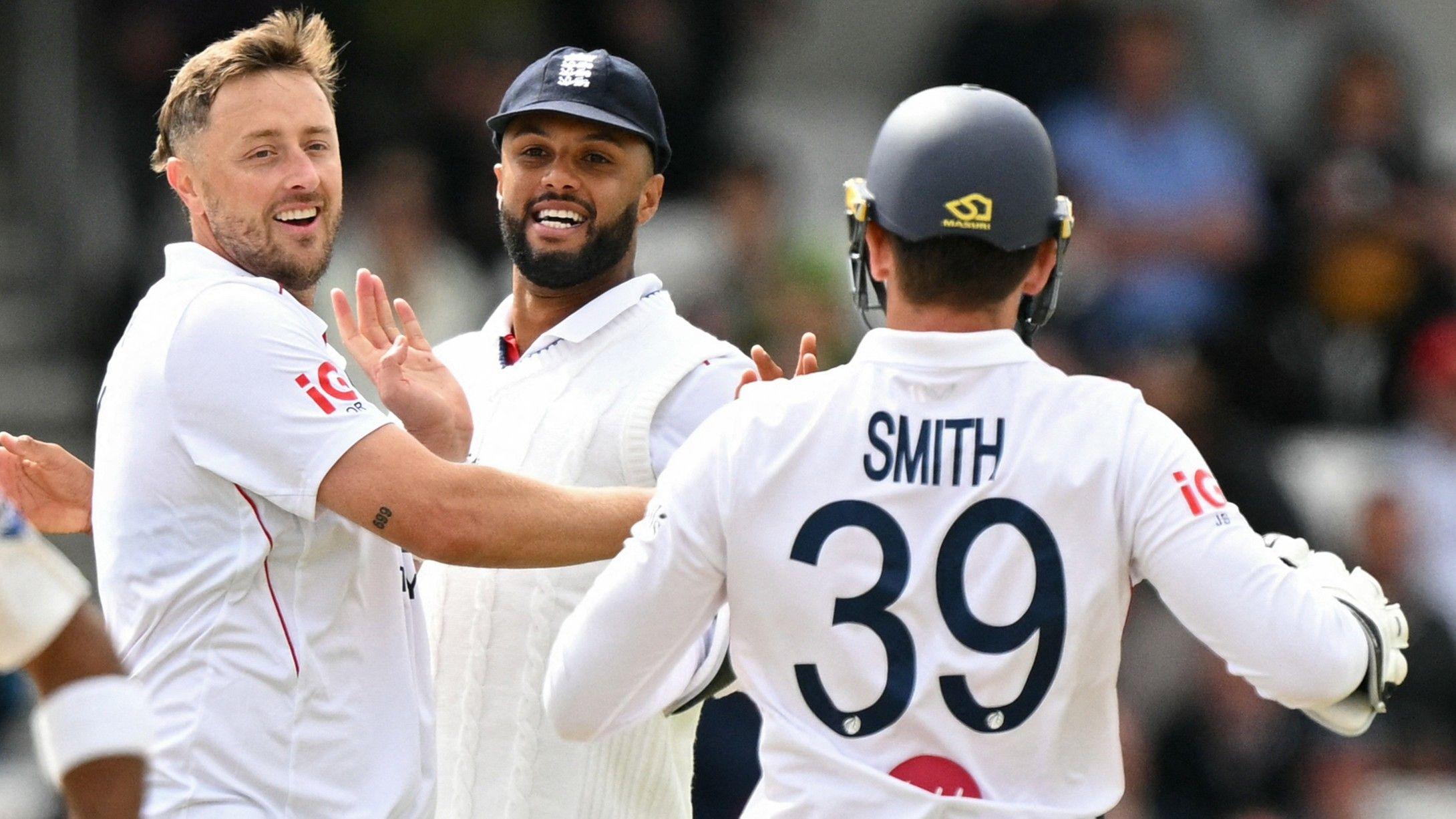 Pakistan lose third wicket as England strengthen grip on first Test