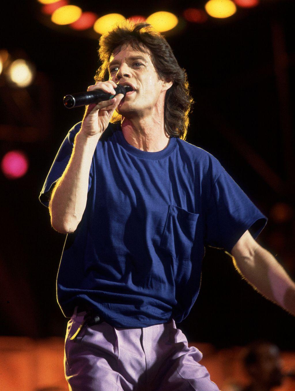 Mick Jagger cantando en Live Aid con una camiseta de Gap sencilla color azul oscuro