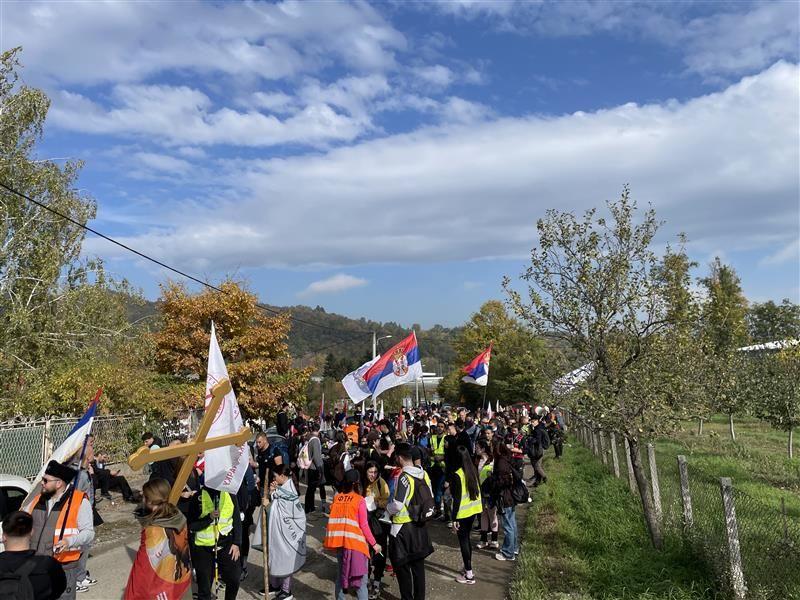 studenti iz Čačka pešače ka Novom Sadu