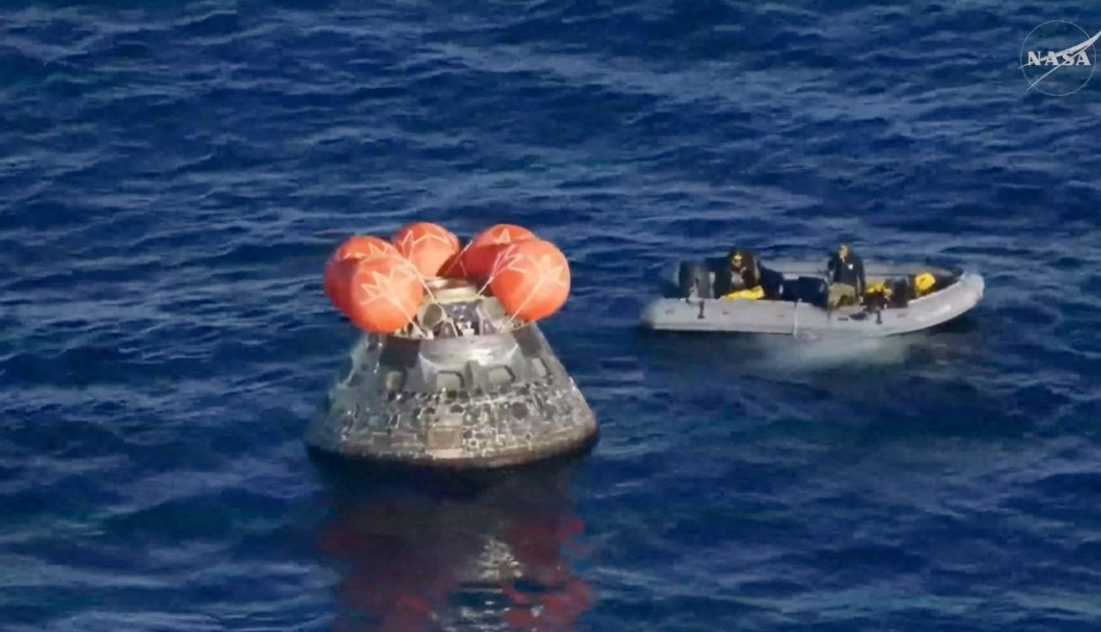 Imagen de la cápsula de Artemis II en el Pacífico este viernes.