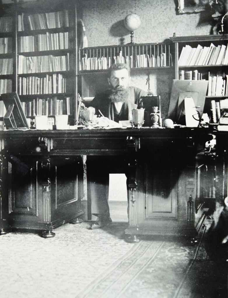 Theodor Herzl sentado em seu escritório em Viena por volta de 1900