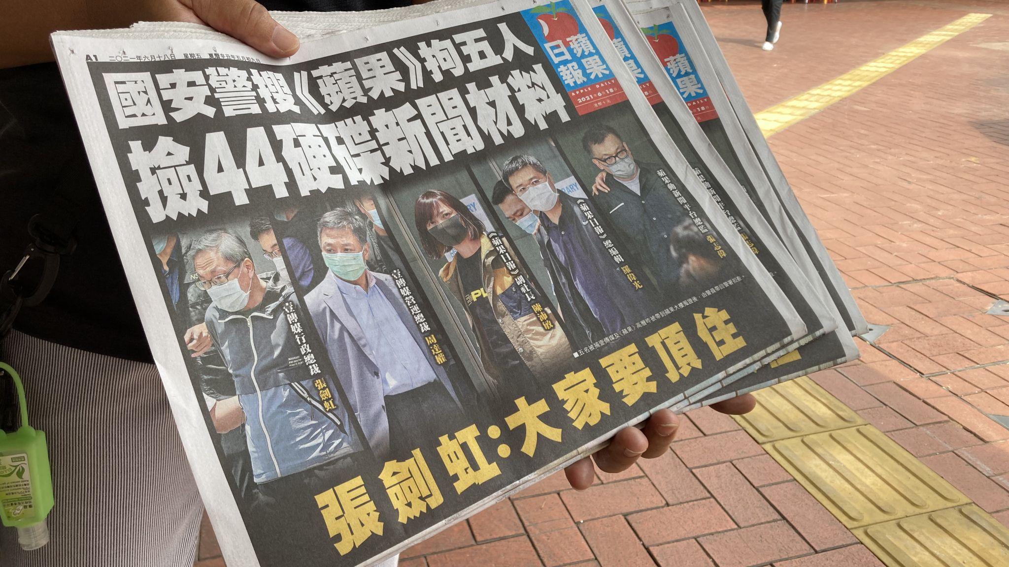 香港元朗某報攤旁一位男士買下多份當天出版的《蘋果日報》（BBC中文圖片18/6/2021）