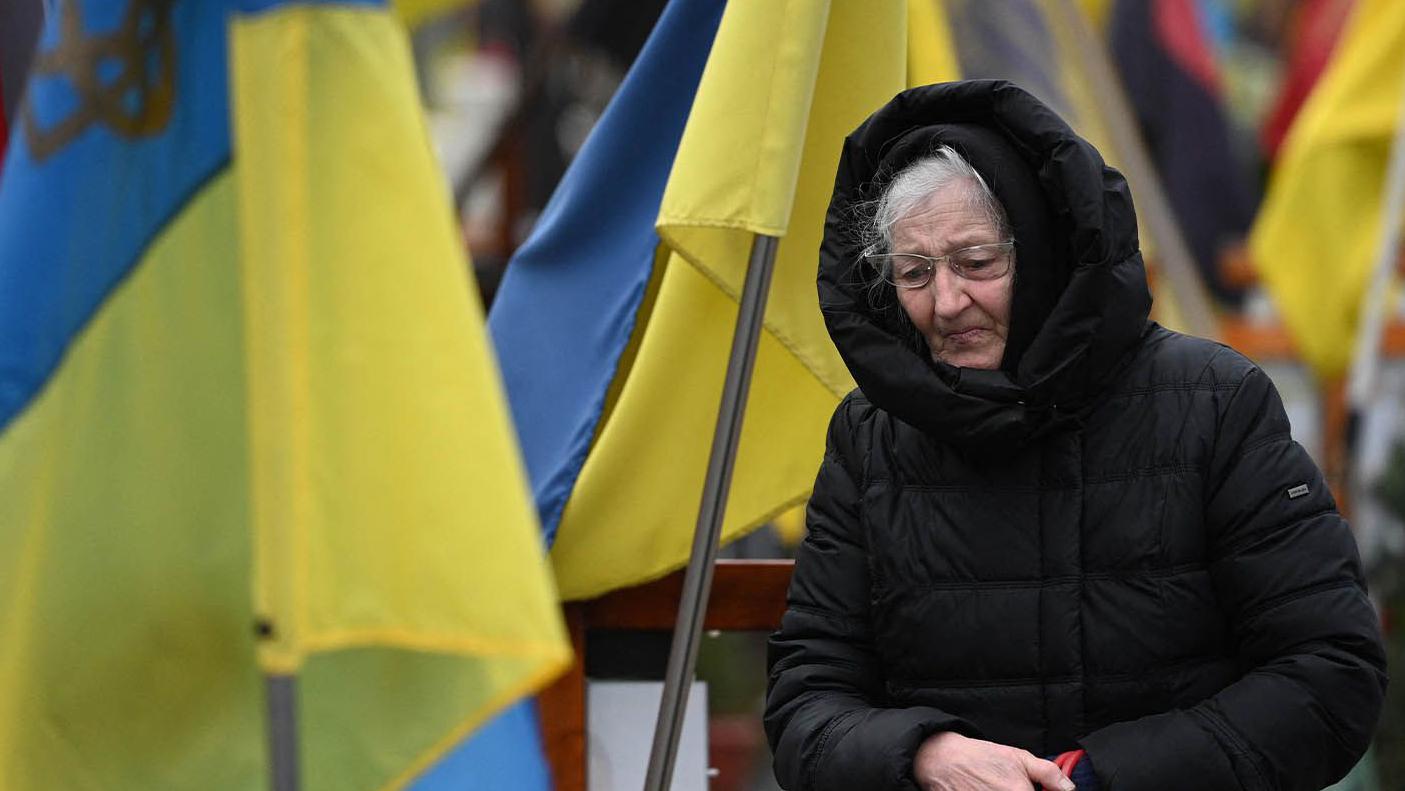 一名女子在利察基夫公墓的烏克蘭士兵墓前哀悼