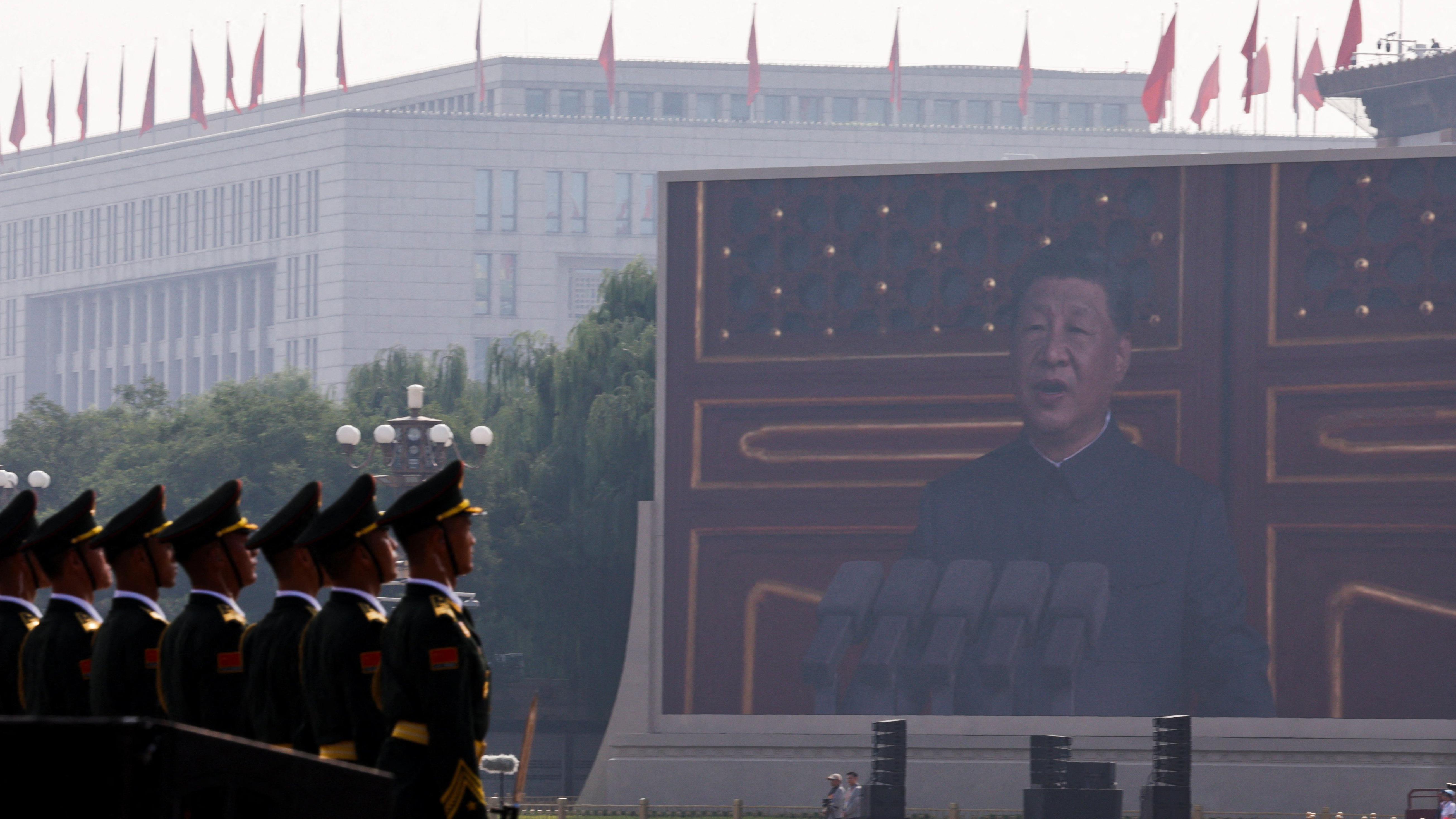 Una pantalla muestra al presidente chino Xi Jinping hablando durante un desfile militar.