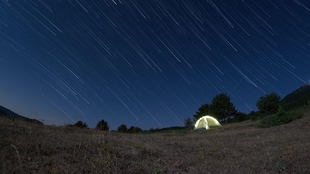 Fotografía de una lluvia de meteoros durante las Perseidas en Turquía.