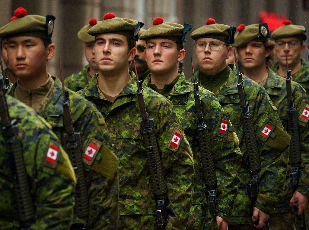 Militares durante desfile anual da Liberdade em Toronto