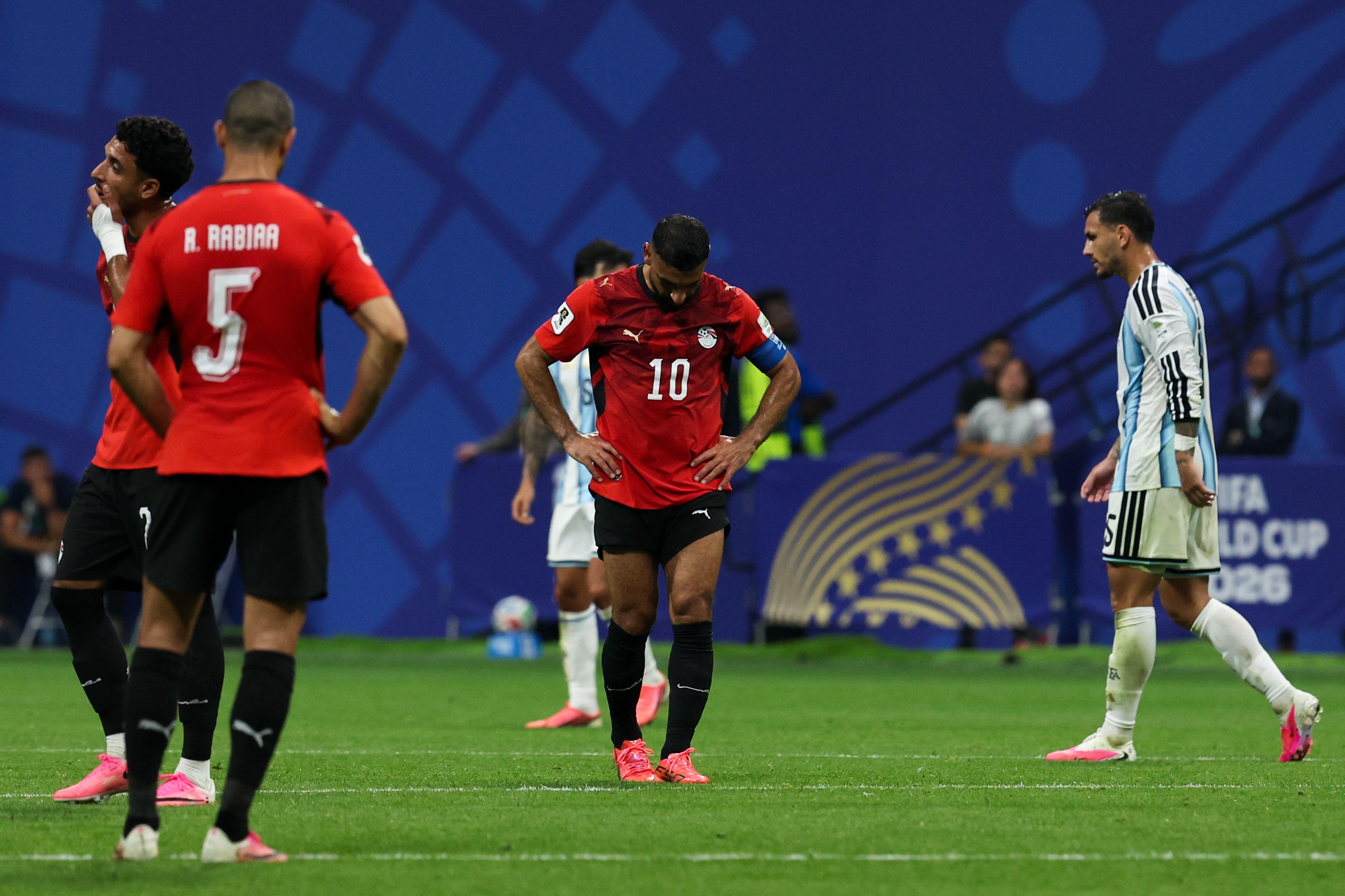"فضيحة" أم "قرارات سليمة": جدل تحكيمي بعد خروج درامي لمصر من كأس العالم 