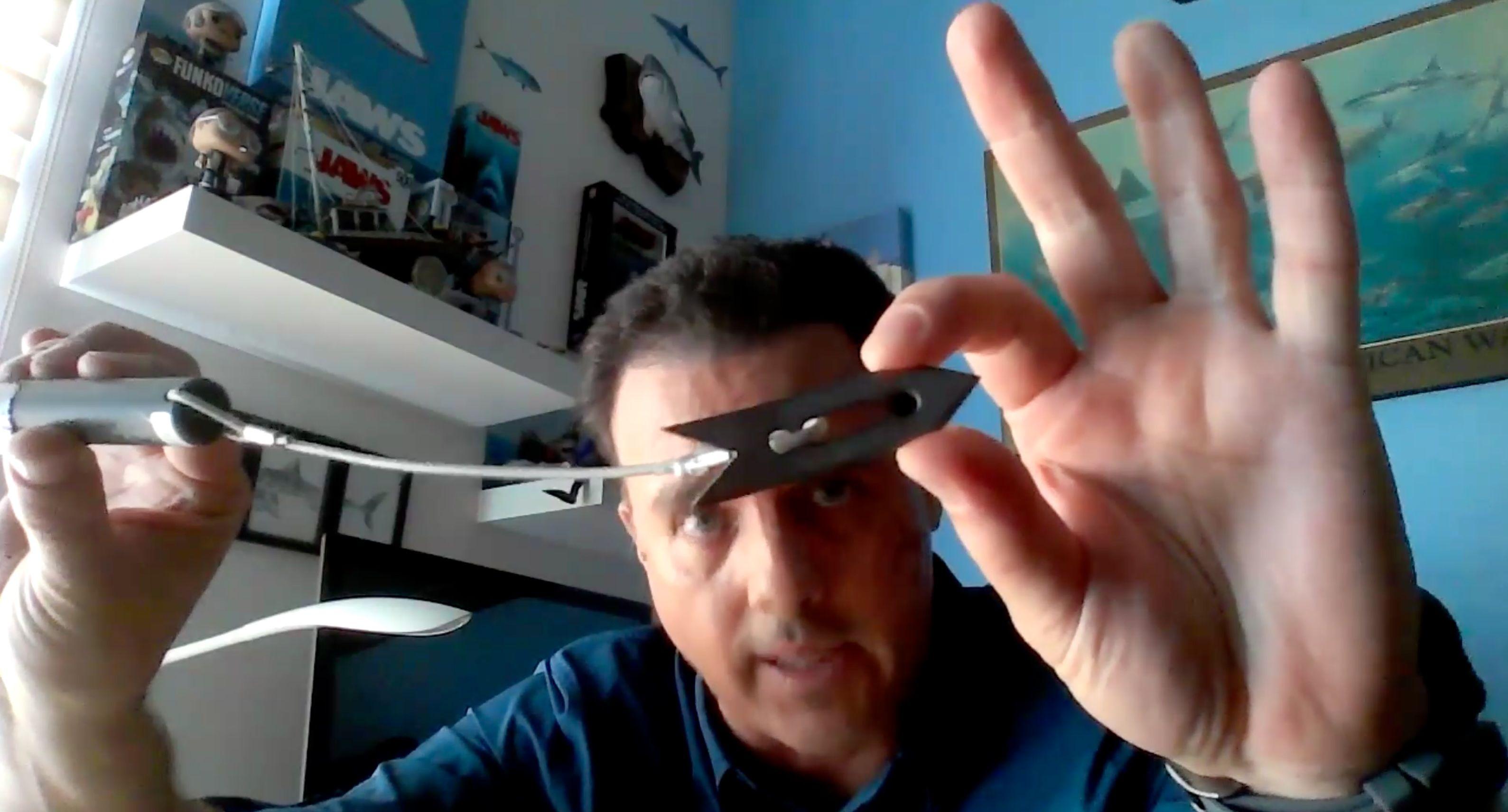 Hoyos muestra una marca acústica, que es un cilindro, amarrado a un cable y del cable, cuelga una punta metálica.