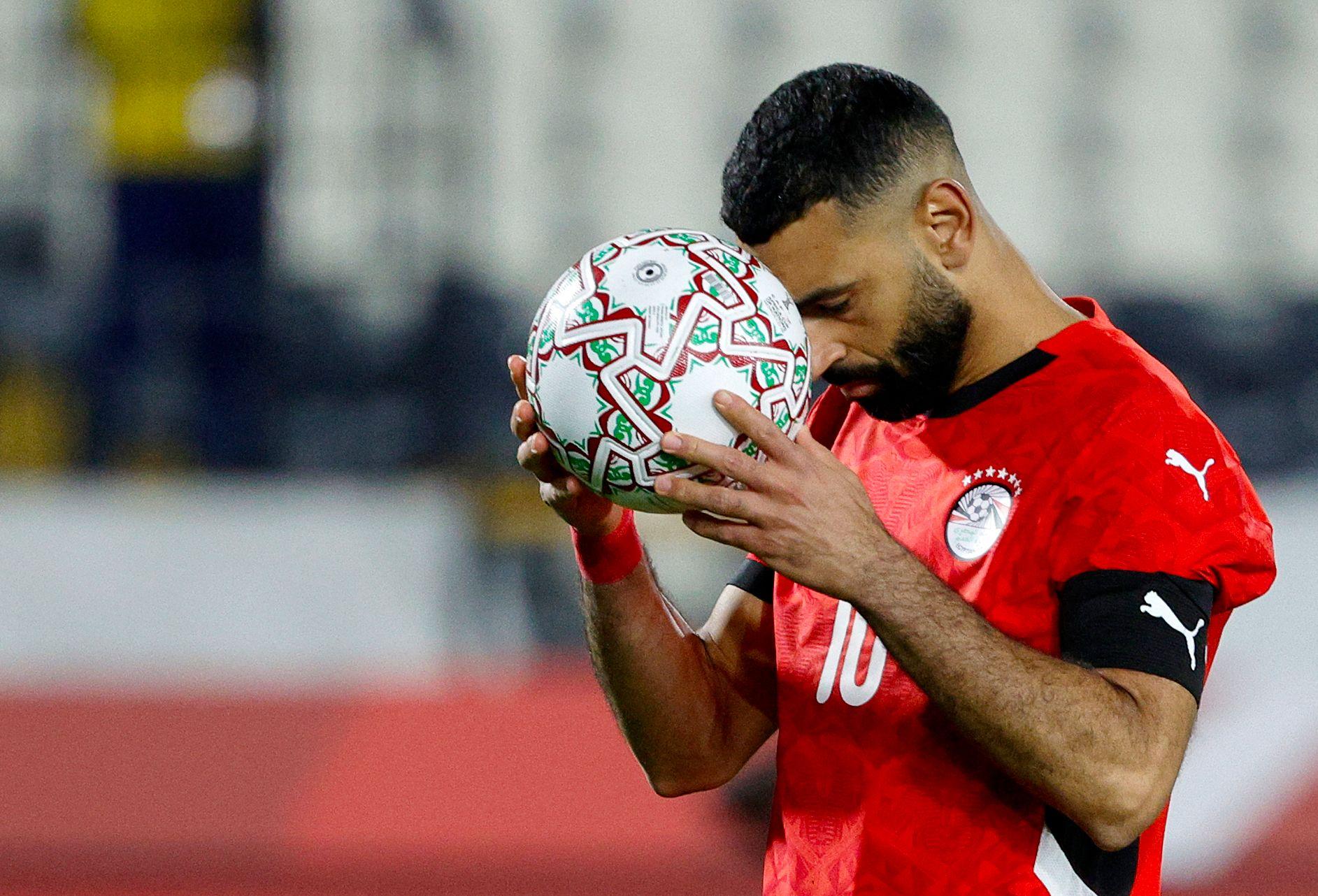 النجم المصري محمد صلاح يتوجه لتسديد ركلة ترجيح