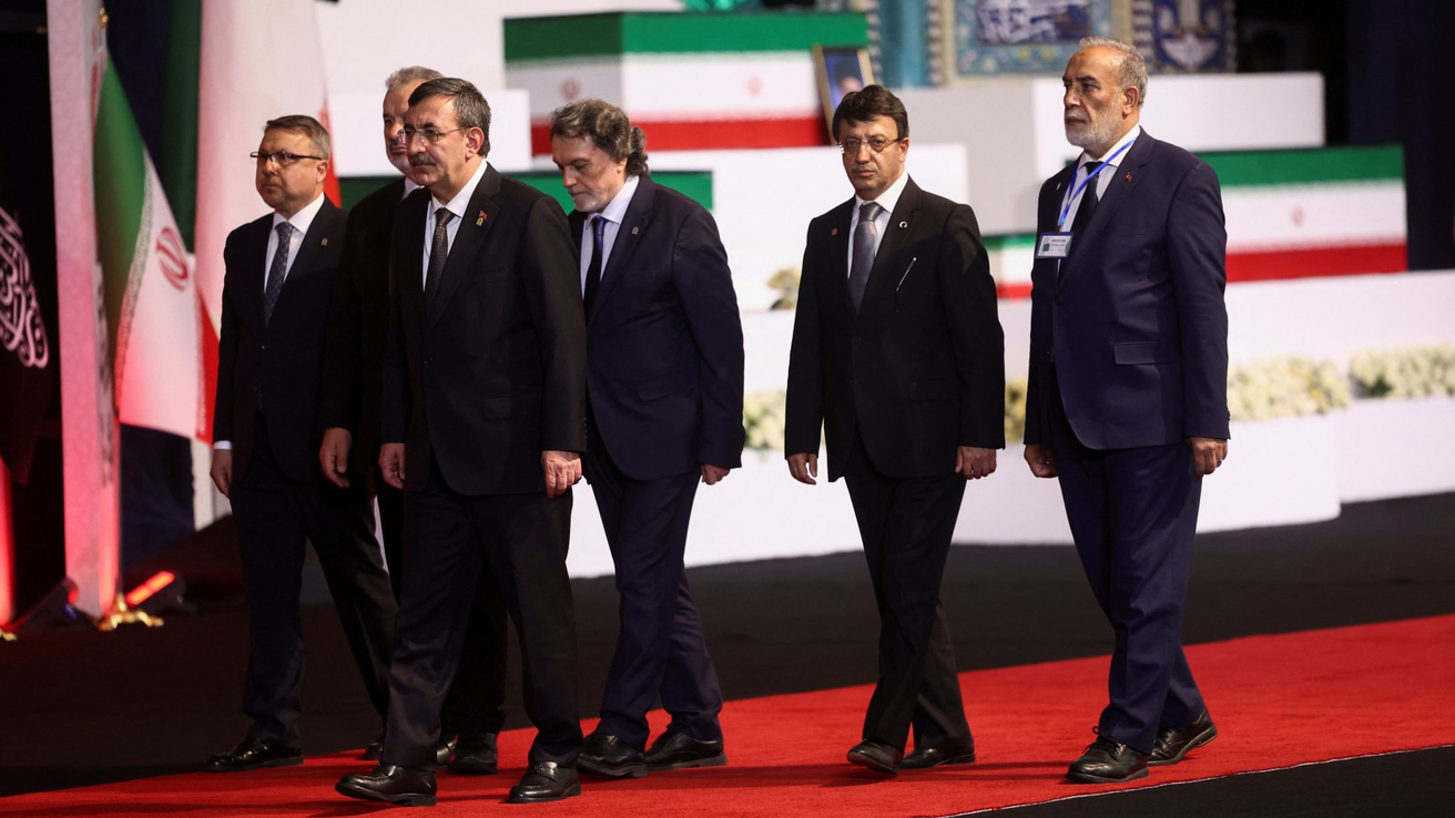 Zastave, prskalice za vodu i pozivi na osvetu: Iranci se opraštaju od ajatolaha Alija Hamneija 13 Potpredsednik Turske Cevdet Jilmaz sa delegacijom na sahrani u Teheranu