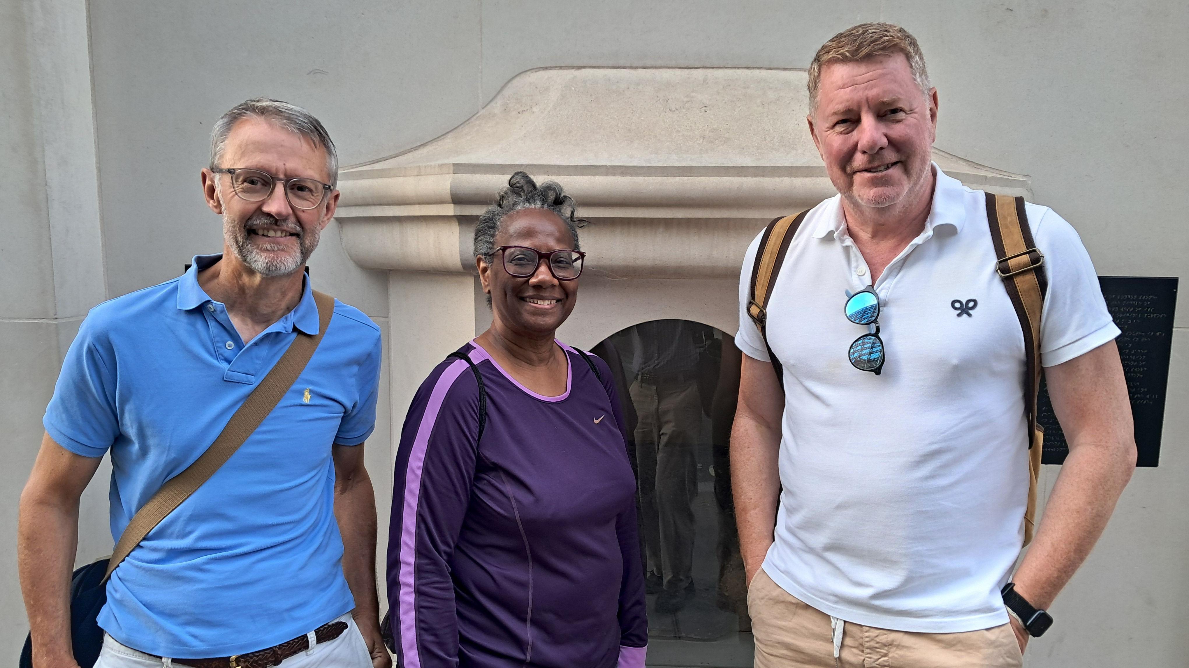 提姆·帕里（Tim Parry）、帕特里夏·温德姆（Patricia Windham）和彼得·蒂德马什（Peter Tidmarsh）在伦敦坎农街（Cannon Street）111号的“伦敦石”（London Stone）前合影。
