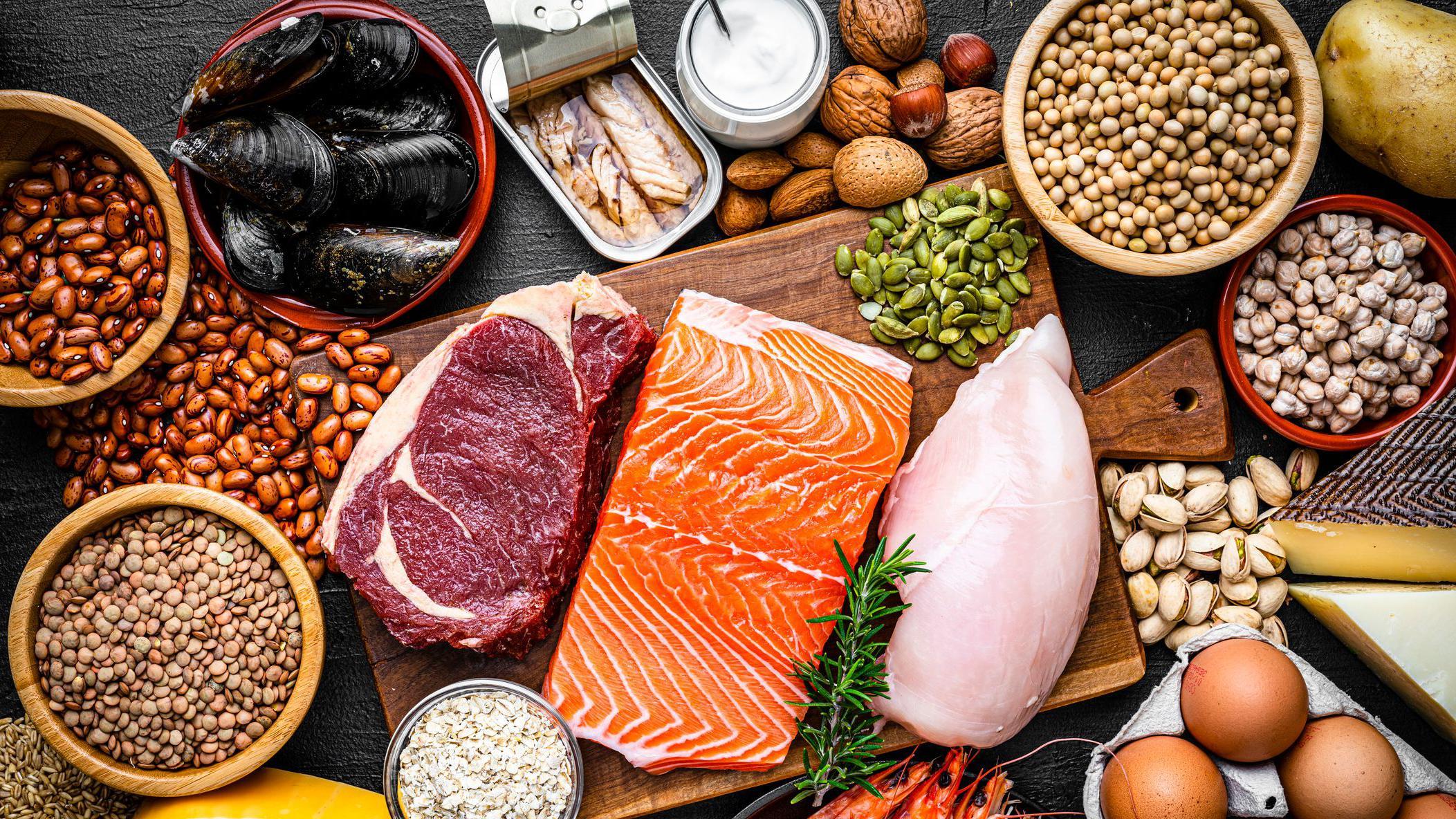 Vista aérea de un amplio grupo de alimentos con alto contenido de proteínas saludables.