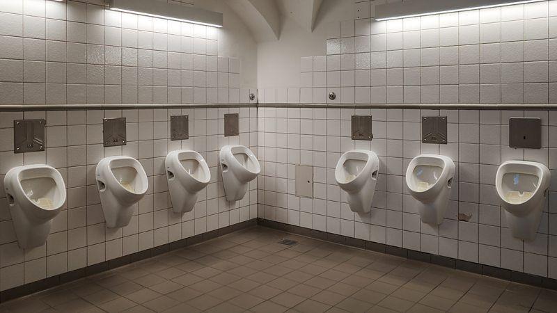 Urinóis nas paredes de um banheiro masculino