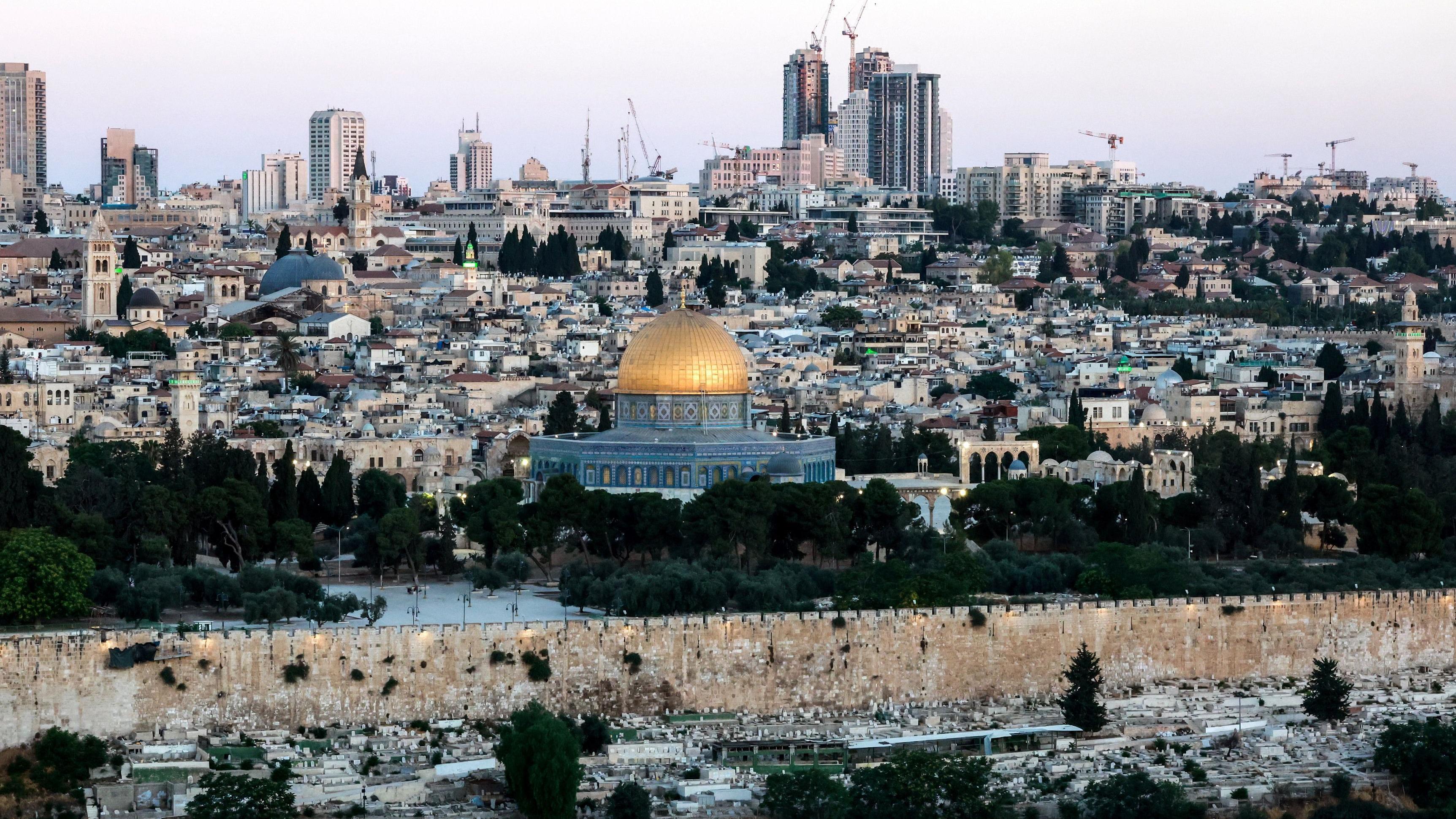 مقتل 20 فلسطينياً قرب مراكز توزيع مساعدات في غزة، والأونروا تتحدث عن "مآسٍ بلا هوادة" في القطاع 3 منظر عام لمشهد يظهر مدينة القدس وقبة الصخرة في الحرم القدسي
