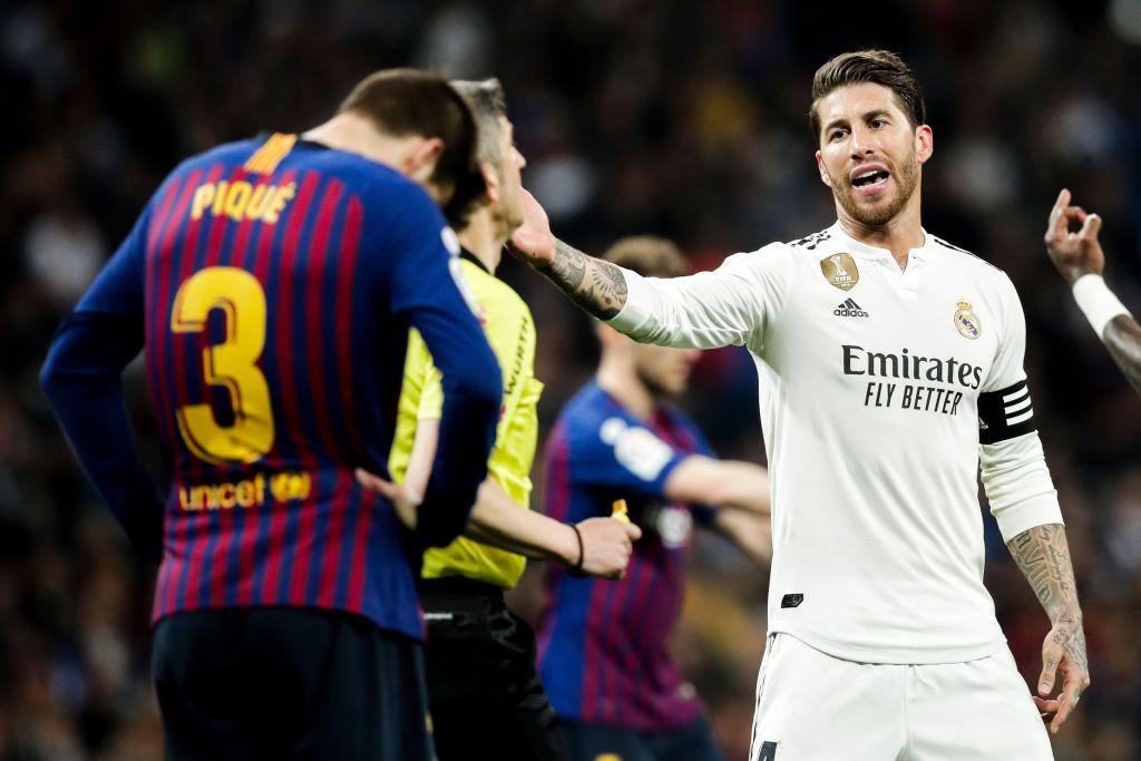مدافع ريال مدريد سيرجيو راموس وغريمه التقليدي جيرارد بيكيه من برشلونة في مباراة كلاسيكو أقيمت في السانتياغو برنابيو في مارس/آذار من عام 2019