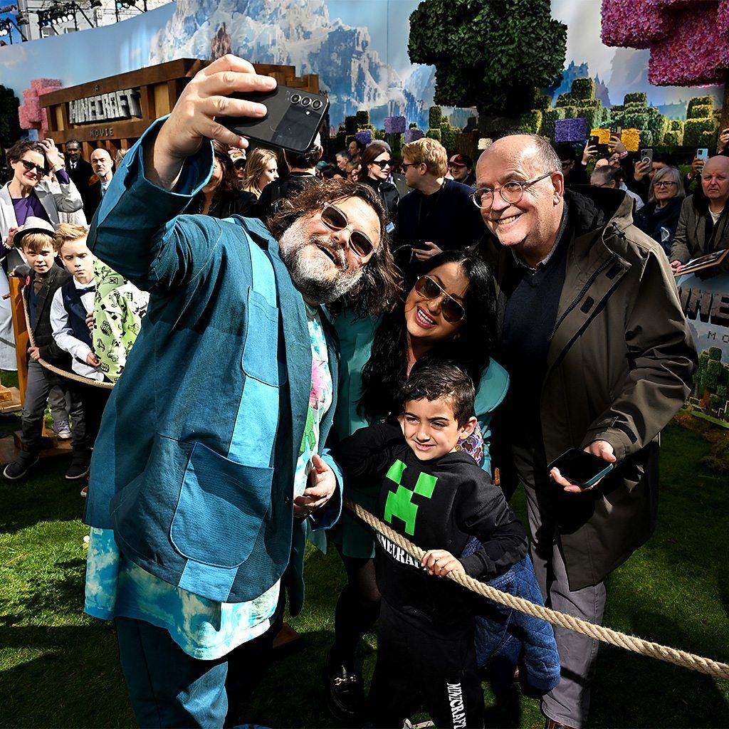 O ator Jack Black posa para selfie com espectadores, na estreia de 'Um Filme Minecraft' nos Estados Unidos.