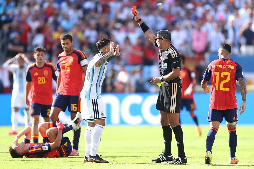 O jogador argentino Enzo Fern&aacute;ndez sendo expulso da final da Copa do Mundo de 2026, vencida pela Espanha por 1x0