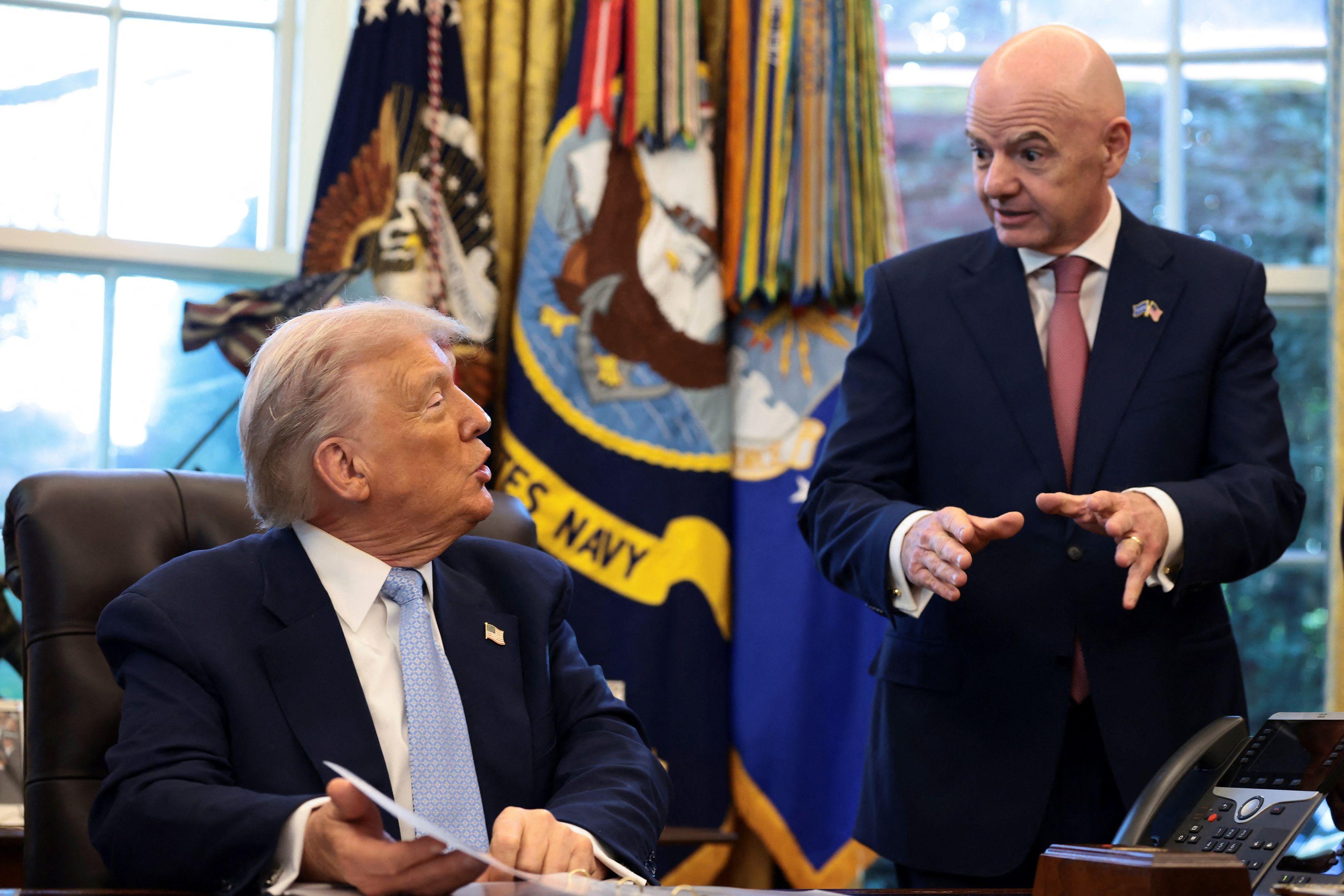 الرئيس الأمريكي دونالد ترامب جالساً بجوار رئيس الاتحاد الدولي لكرة القدم (فيفا) جياني إنفانتينو، خلال لقائهما في البيت الأبيض في 17 نوفمبر/تشرين الثاني 2025