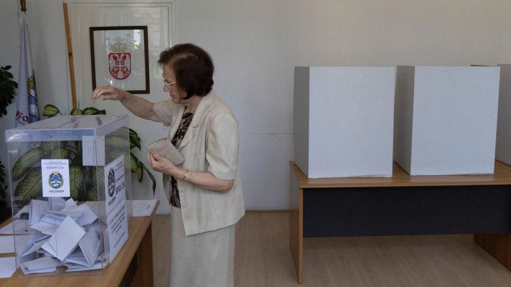 izbori, izbori u srbiji, biračko mesto, žena glasa na izborima