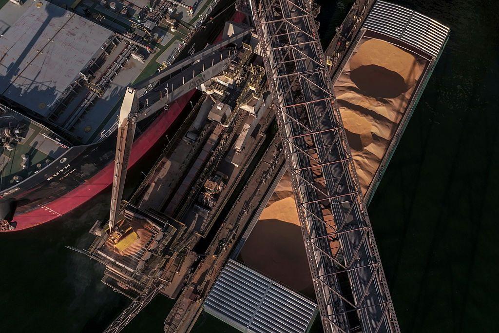 Uma barca&ccedil;a e um navio graneleiro s&atilde;o carregados com soja no terminal de gr&atilde;os da Cargill, &agrave;s margens dos rios Tapaj&oacute;s e Amazonas, em Santar&eacute;m, estado do Par&aacute;, Brasil, na segunda-feira, 29 de agosto de 2025.