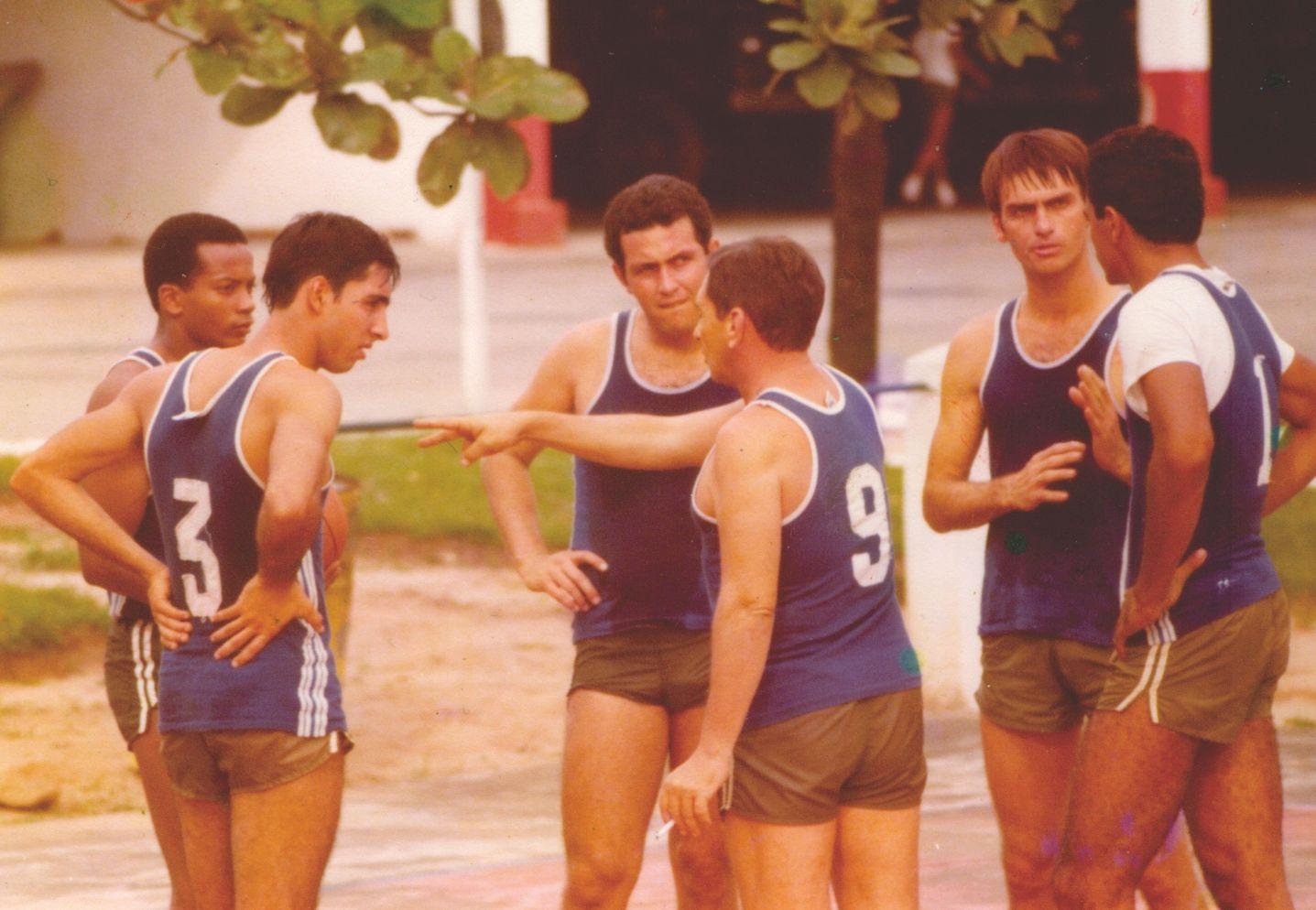 Bolsonaro e colegas durante atividade esportiva em quartel militar