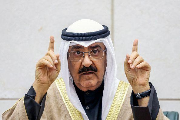 جدل في الكويت بعد إغلاق صحيفة وقناة "الصباح" بسبب إسقاط جنسية مالكها 16 أمير الكويت يرتدي الزي الكويتي ورافعا سبّابتيه ومرتديا نظارات