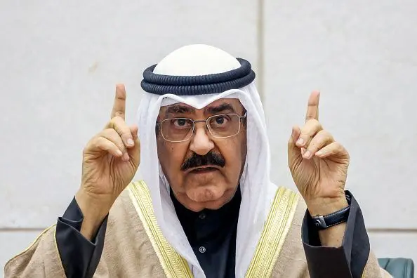 أمير الكويت يرتدي الزي الكويتي ورافعا سبّابتيه ومرتديا نظارات