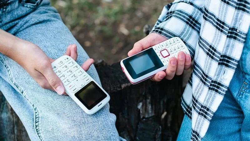 Digitalni fotoaparati iz ranih 2000-ih i stari telefoni sve su popularniji među mladima zbog rastućeg trenda na internetu