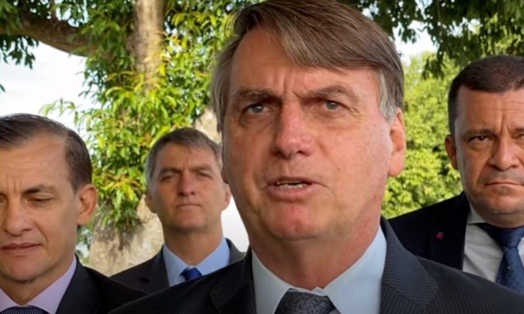 Bolsonaro cercado de assessores em vídeo que registra a fala que foi considerada uma ameaça de autogolpe em 2021