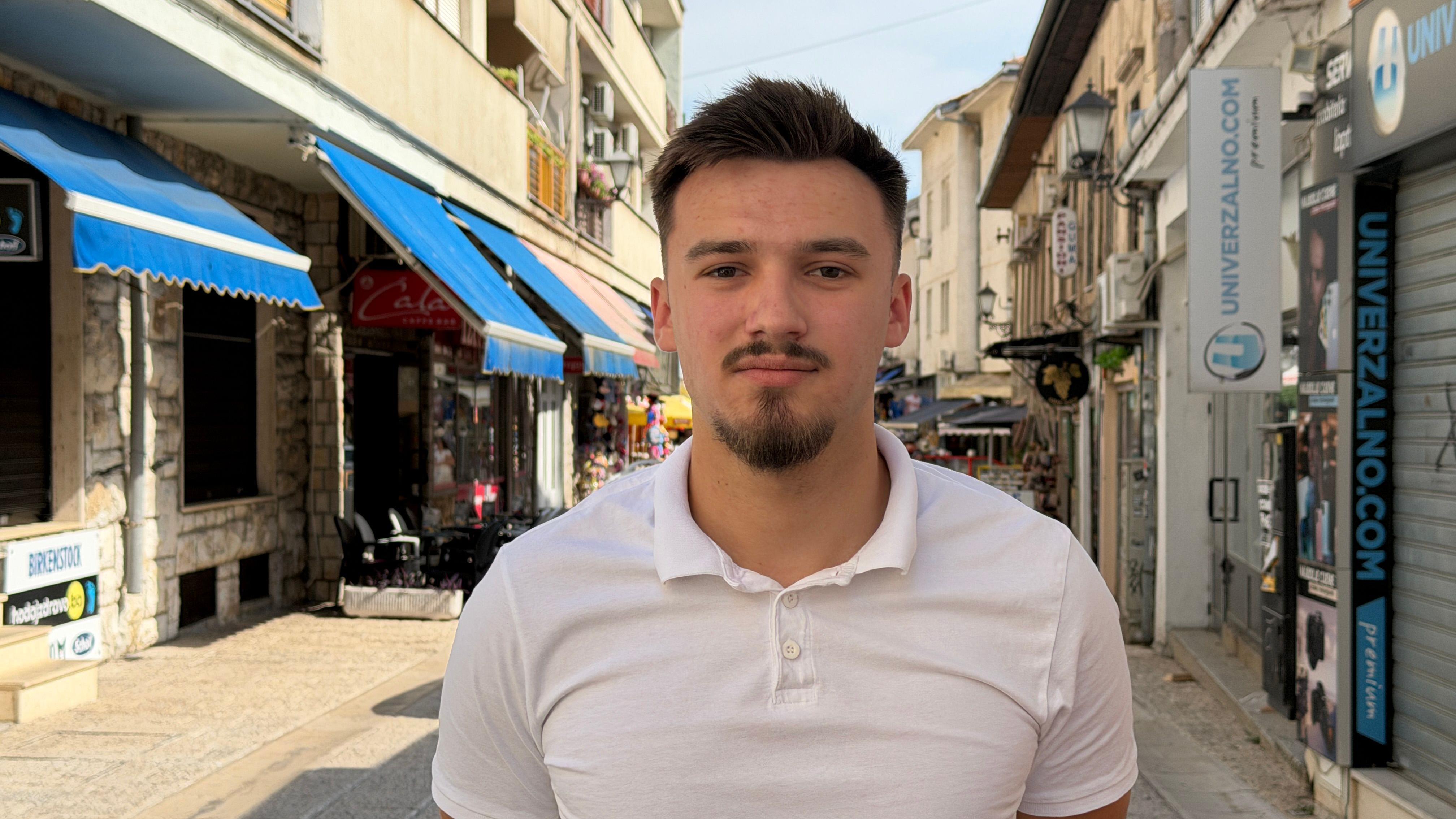 Bosna i Hercegovina - zemlja u kojoj se više navija za komšiluk, nego za domovinu 5 mladić u beloj majici stoji na ulici i gleda u kameru