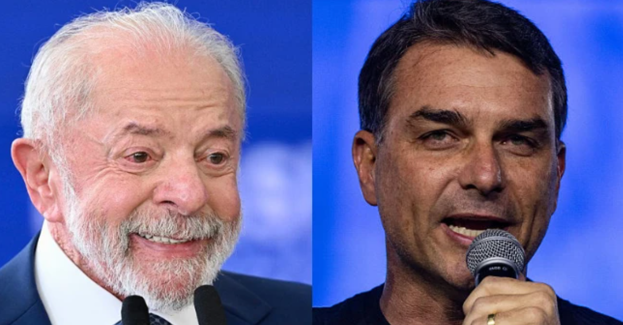 Montagem mostra Lula e Fl&aacute;vio Bolsonaro lado a lado, os dois falando ao microfone. Lula est&aacute; &agrave; esquerda e Fl&aacute;vio &agrave; direita