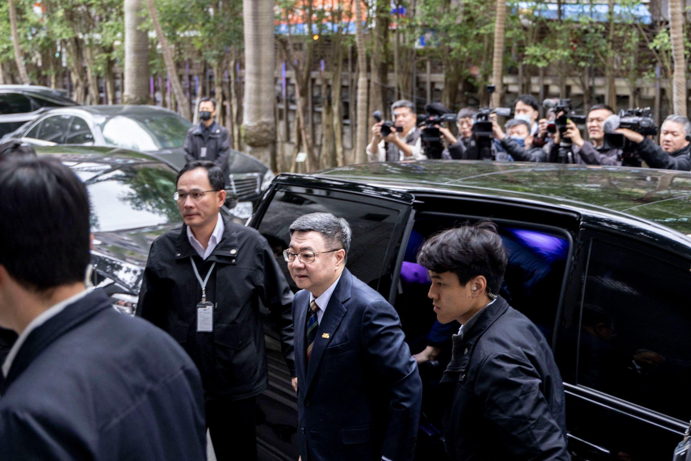 卓榮泰2025年2月抵達立法院的資料圖片。