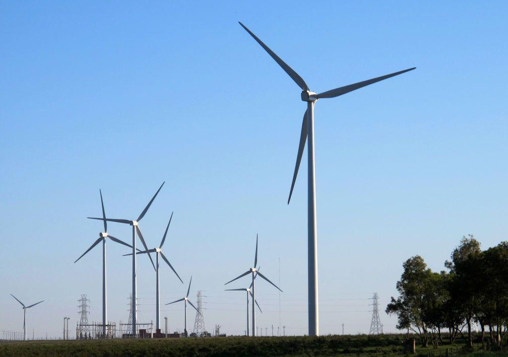 Turbinas de generación de energía eólica en el campo en Uruguay.