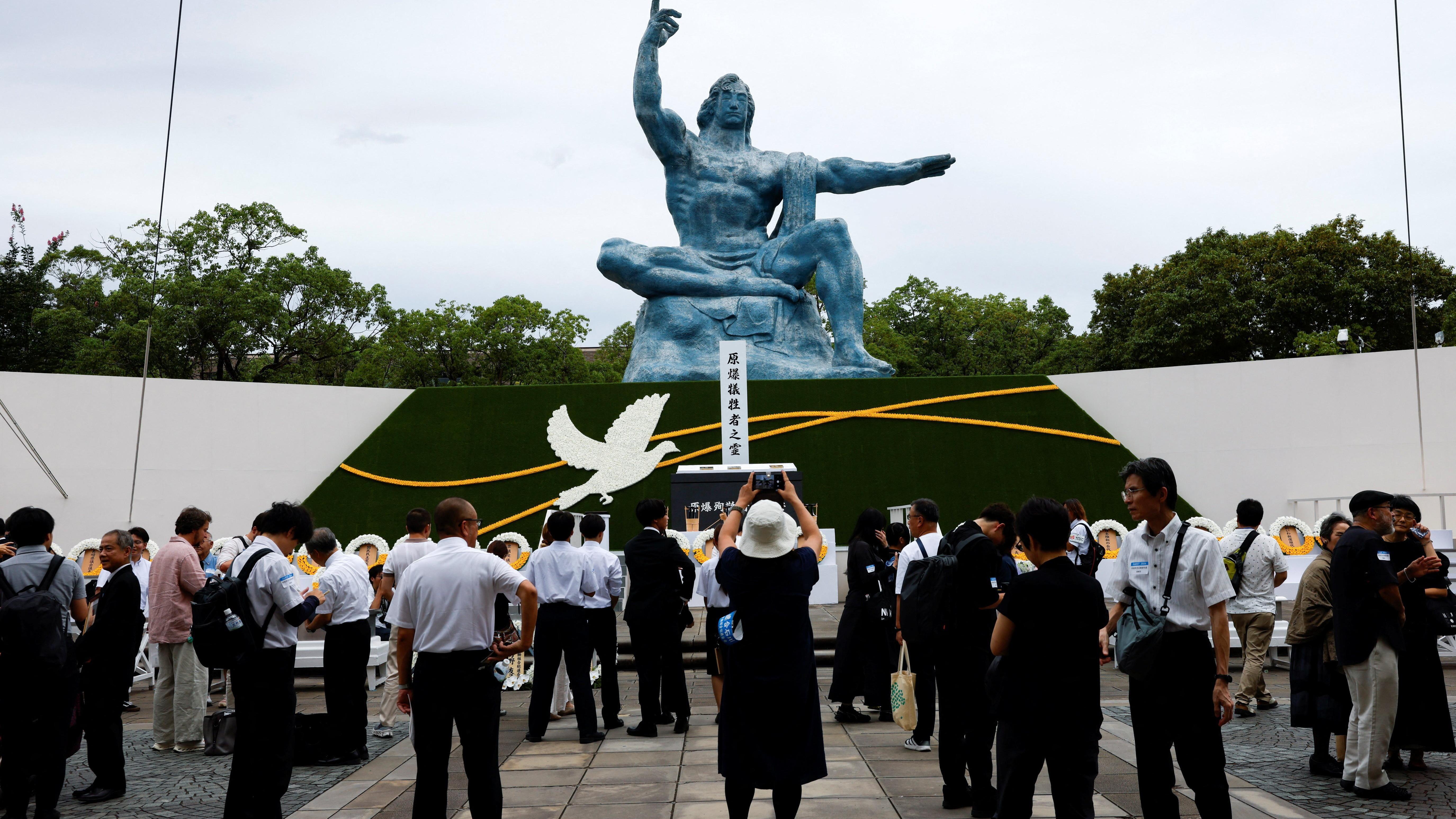 出席者于2026年8月9日在日本长崎和平公园举行的长崎原爆81周年纪念仪式当天，聚集在长崎和平纪念像前。
