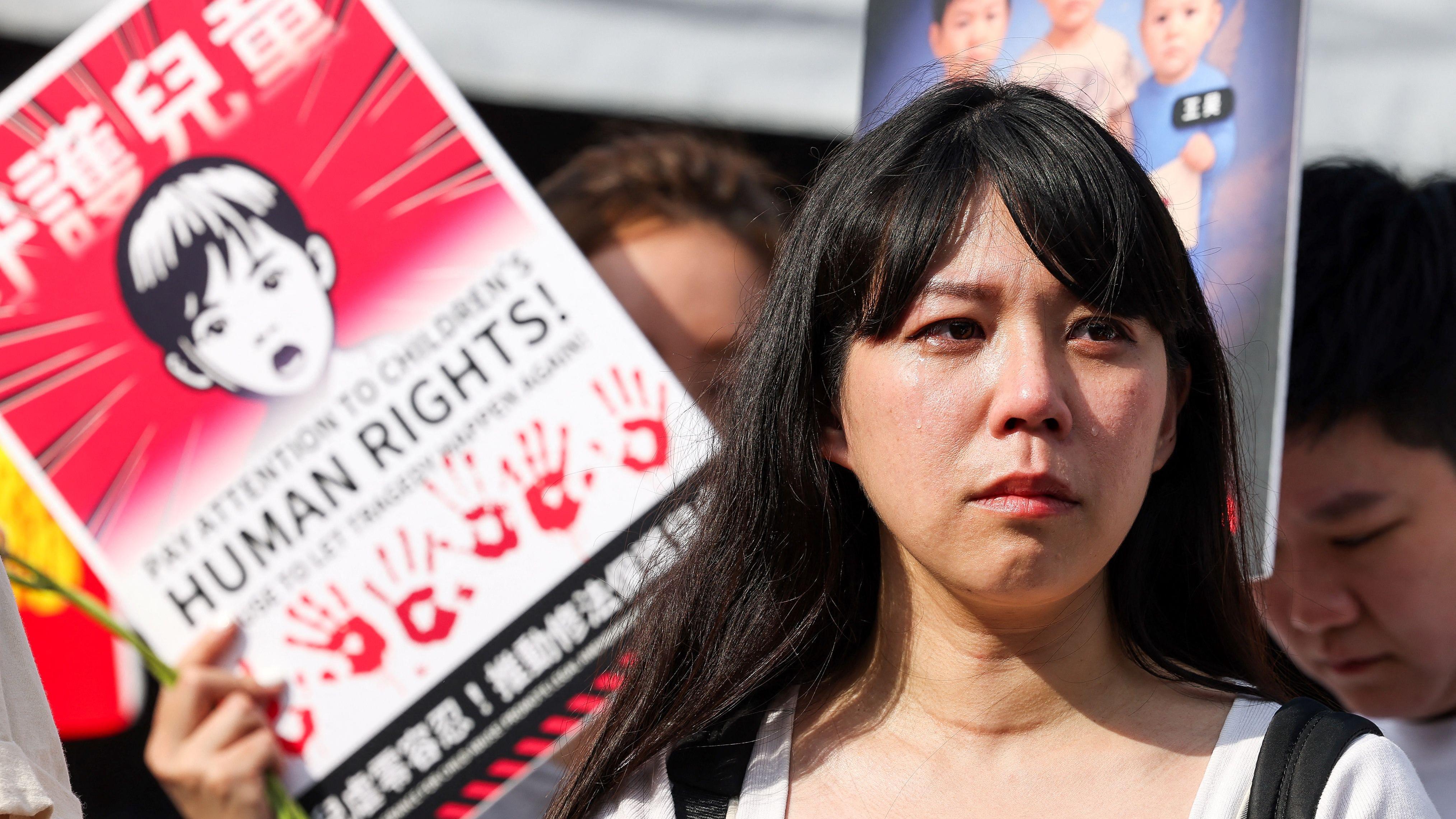 台灣一名女性參與遊行，訴求政府正視兒虐案件。