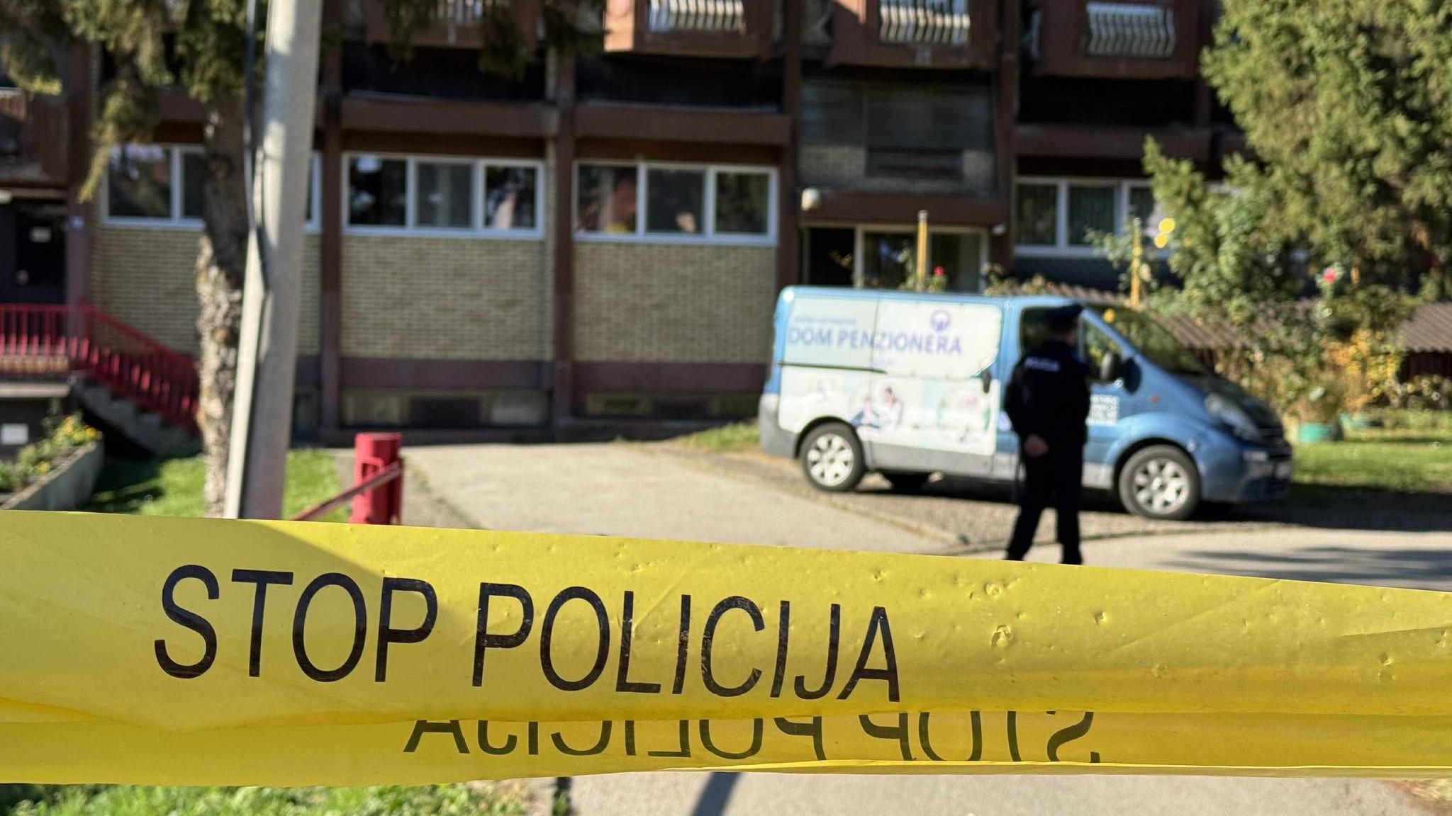 policijska traka, zgrada u Tuzli u kojoj je u požaru poginulo najmanje 11 ljudi, policajac stoji ispred zgrade Doma penzionera u Tuzli u kojoj je u požaru poginulo 11 ljudi, požar u tuzli