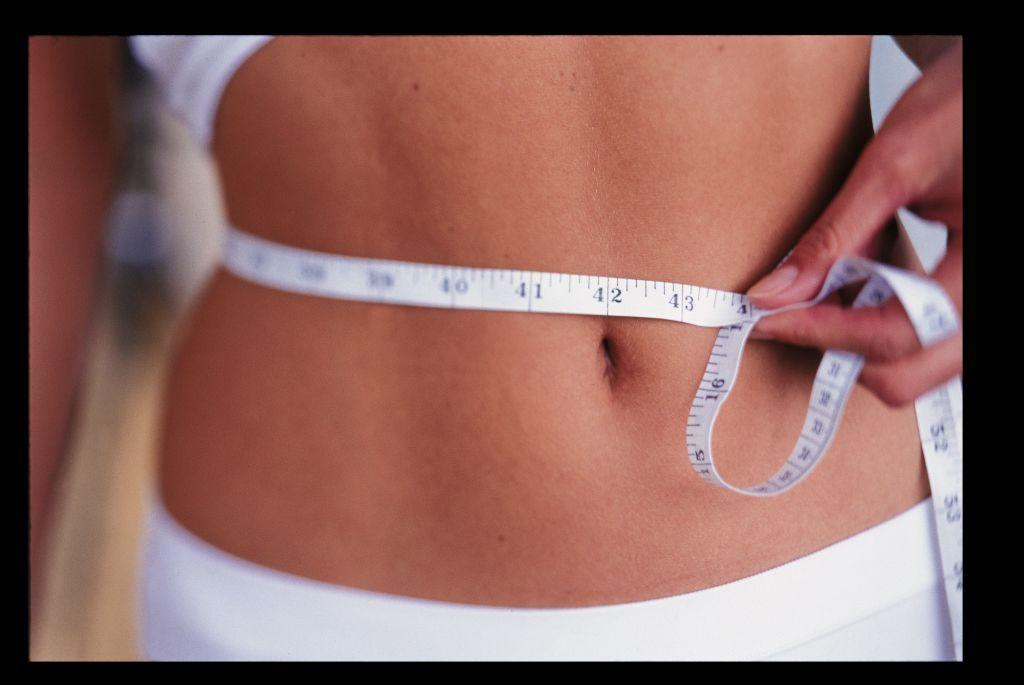 ماسورة قياس حول خصر امرأة