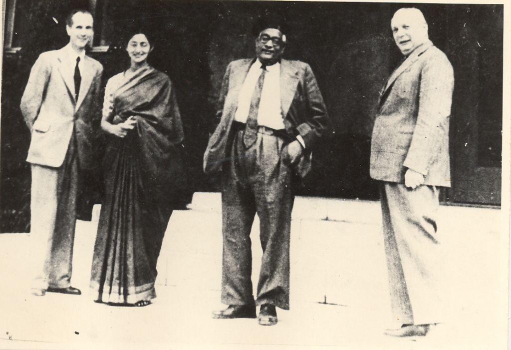 Foto con 3 hombres y una mujer