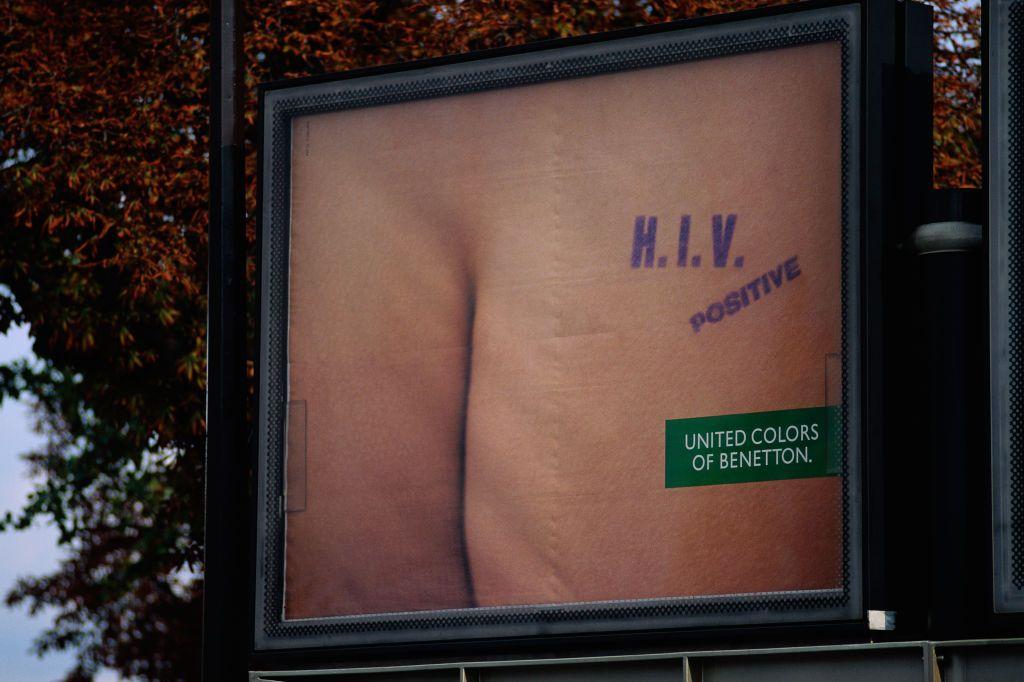 Valla publicitaria que muestra un trasero en primer plano con un sello que dice HIV positivo