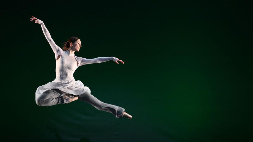 La bailarina argentina de ballet Marianela Núñez actúa durante un ensayo para la gala benéfica especial "Dance for Ukraine" (Danza por Ucrania) en el London Coliseum, el 19 de marzo de 2022.