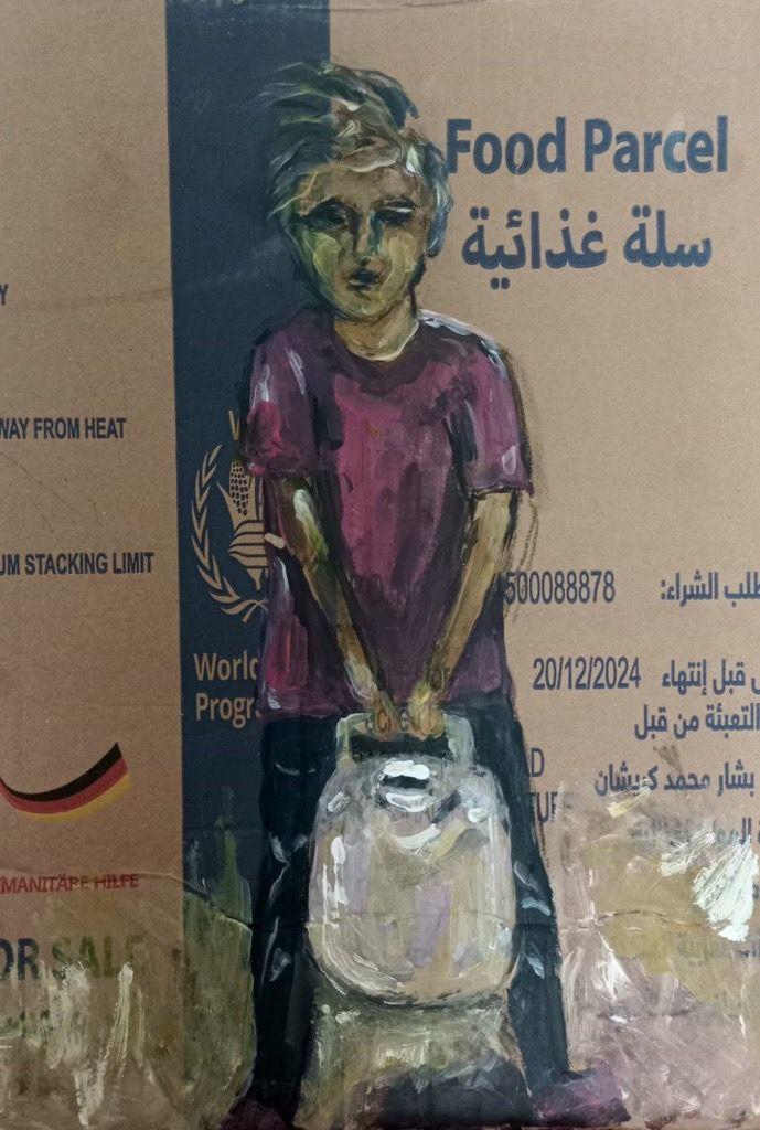 رسم لطفلة لون مهنا شعرها بالأشقر وقميصها قصير الأكمام بالبنفسجي وبنطالها بالأسود وقارورة الماء التي تحملها بصعوبة بكلتا يديها باللون الأبيض.